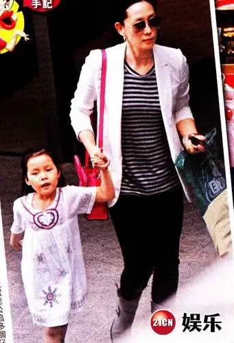 新闻台 新闻中心  前阵子在中环太子大厦撞到吴美珩带女儿买故事书,久