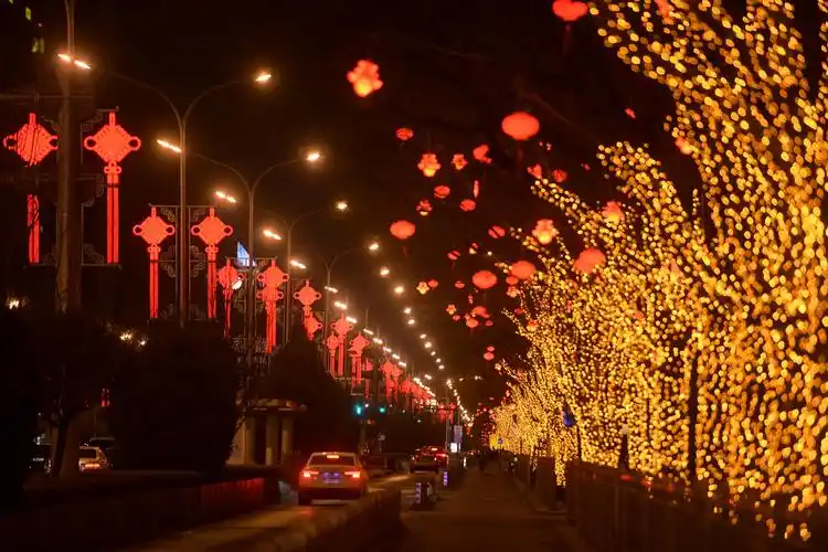 京城年味街头夜景精彩不停