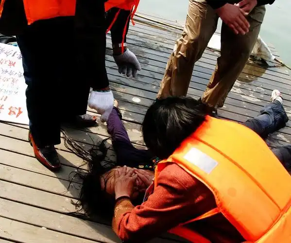 郑州cbd如意湖救落水女