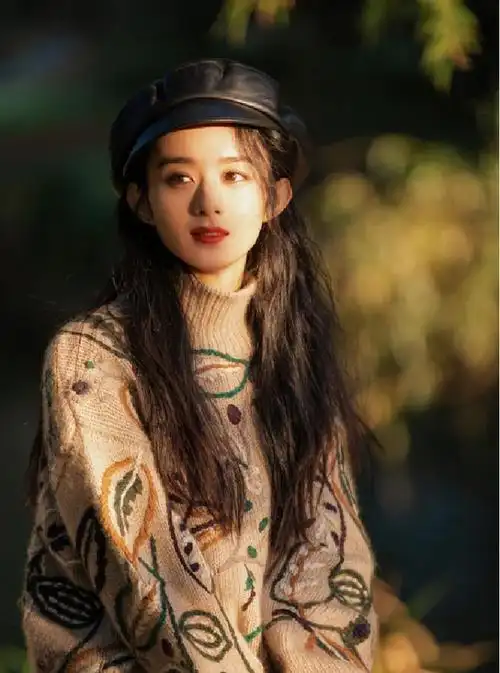 赵丽颖照片,搭配文艺复古风帽子,看起来满满的少女感