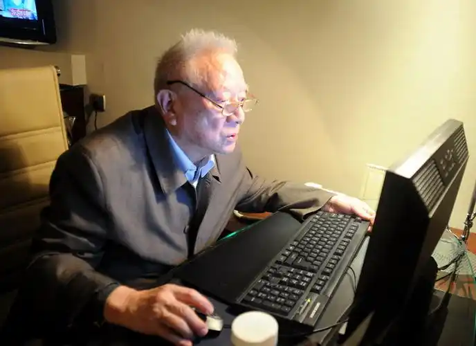 周老与我们一起观看苍南歌手的资料