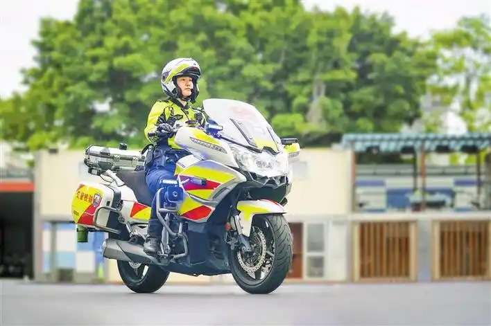 深晚报道 | 深圳交警女子铁骑队队长时春霞:从摩托车小白成长为"钢铁