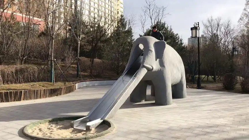 大象滑梯是太原市迎泽公园里标志性建筑,它承载着几代人的童年
