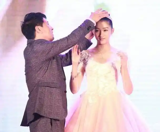 鹿晗和关晓彤结婚照