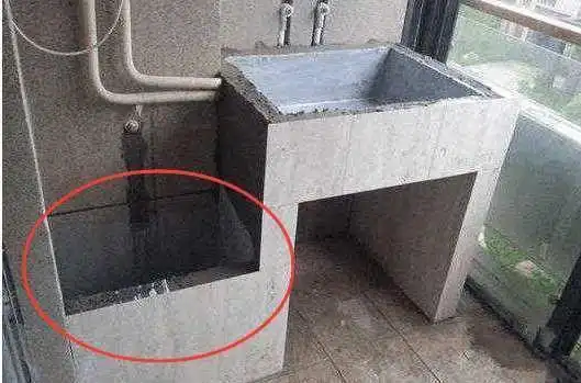 老公当初一意孤行在阳台用砖砌了个池子没想到居然这么实用