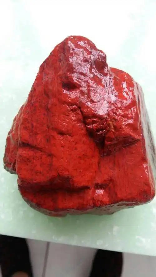 男子野外解手捡到极品鸡血石,有人出30万不卖