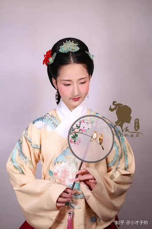 明代女子造型"桃心髻"是当时比较时兴的发式,女子的发髻梳理成扁圆形