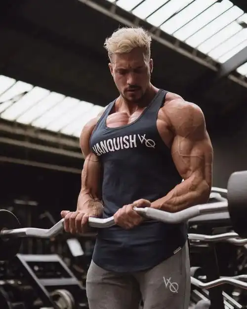 毕竟身材有力,肌肉结实,不仅能塑造阳光,健康的猛男形象,更能成为撩