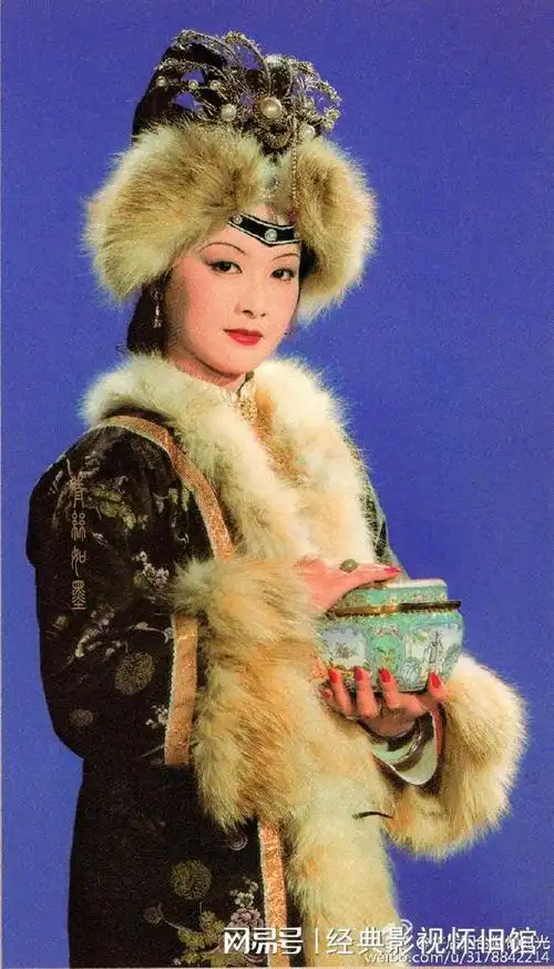 87版《红楼梦》王熙凤剧照:粉面含春威不露,八面玲珑善口才
