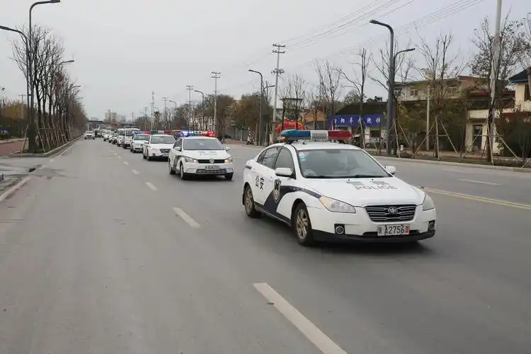 警灯闪烁,警车鸣笛送别亲爱的战友.(张鑫 摄)