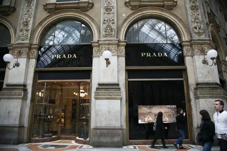 一词:prada想哭,其他奢侈品都在中国赚大钱,但它赚不到