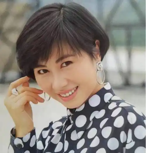 六福珠宝创始人杨宝玲集美貌与才华于一身的港姐冠军