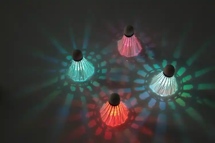 热销 发光羽毛球 夜光羽毛球 led羽毛球 七彩变换 羽毛球批发图片