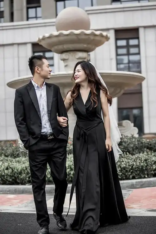街拍婚纱照拍摄黑色礼服