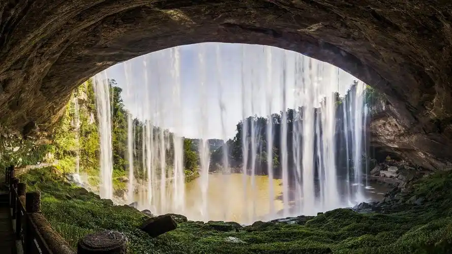 武山水帘洞:自然美景与历史文化的结合 在甘肃省天水市武山县的群山之