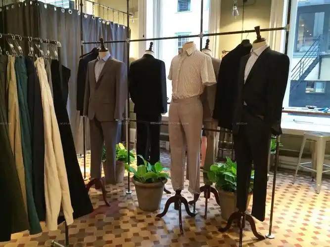 最新2022男装店面挂衣架装修效果图片