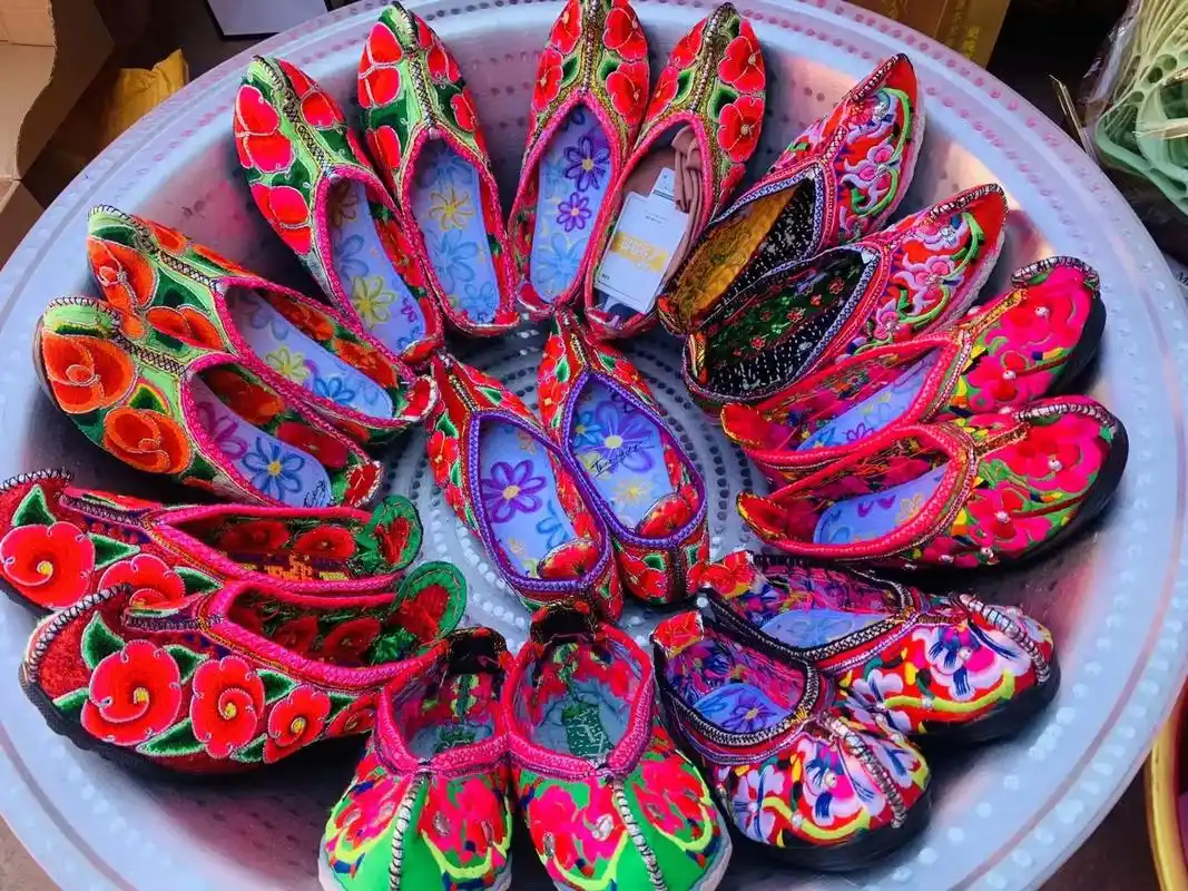 大理彝族手工刺绣#纯手工刺绣 #精美刺绣 #手工绣  - 抖音