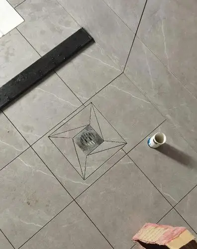 卫生间地漏砖铺出花样来洗澡也不怕积水