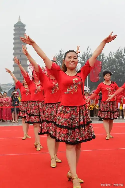 大妈们为跳广场舞 集体拿工具砍掉停车线 称把场地抢回来