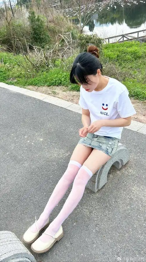 夏天除了小腿袜外可以试试白色长筒袜也很可爱