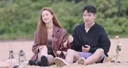 首期节目中,牙牙张浩昕便对最后出场的董晚辉心生好感,虽然两人并非