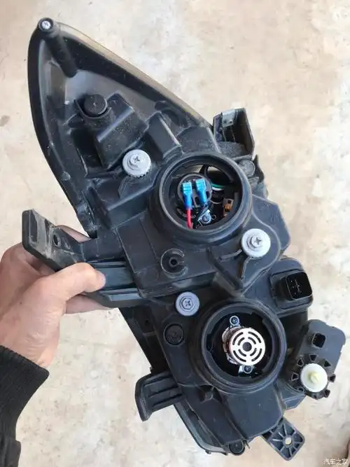 五菱宏光换led灯泡安装调节方法