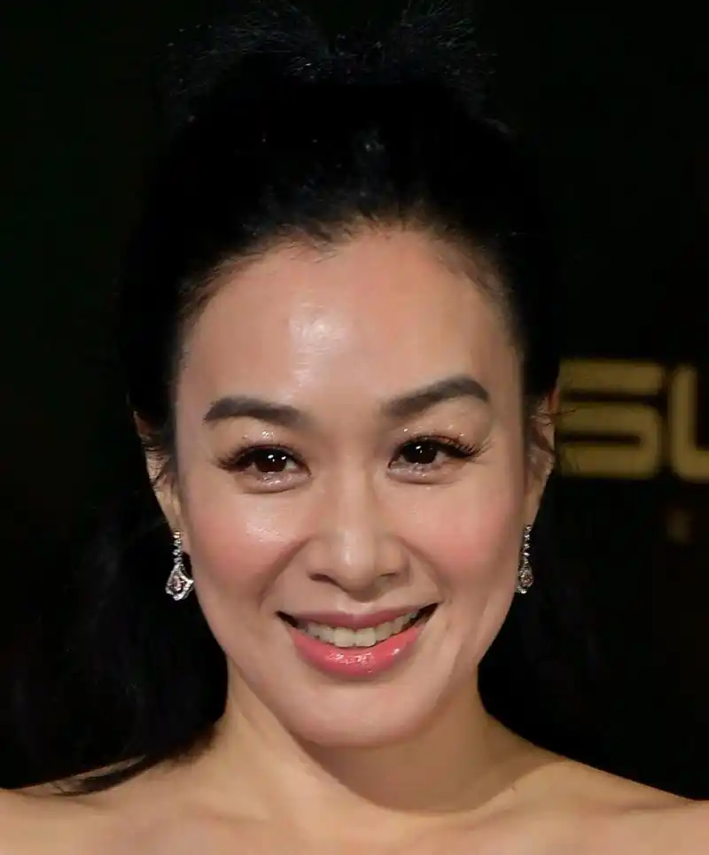 50岁的钟丽缇近况,大秀s好身材晒变装美图