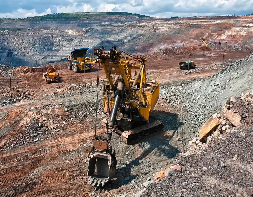 露天煤矿,在工地的大黄色采矿卡车的一张图片