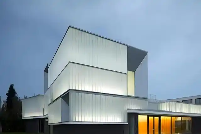 在不同场景中,她的良好透光性可以满足室内的采光,玻璃本身也有着很好