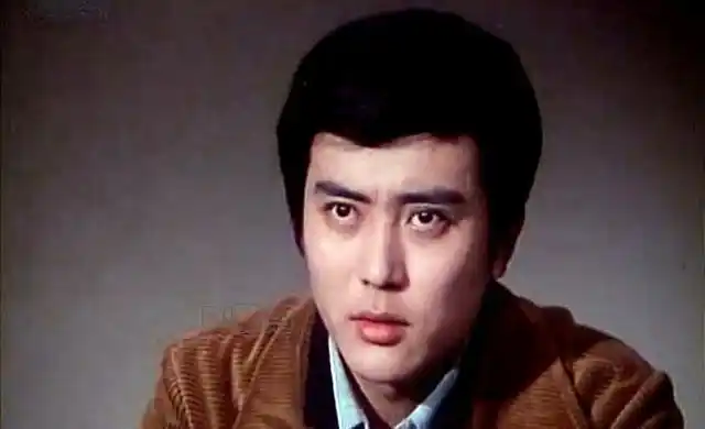 1976年,北京电影制片厂招收了一批年轻演员,年仅19岁的卢君因为爱好