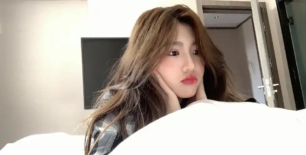 温馨嘟嘴卖萌自拍照图片