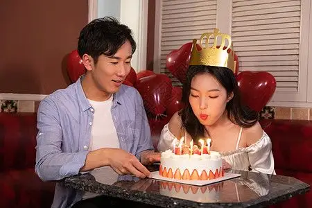 青年情侣在ktv庆祝生日图片