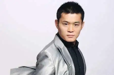 他外形刚毅硬朗是典型了东北老爷们儿,从小他就体现出极高的二人转