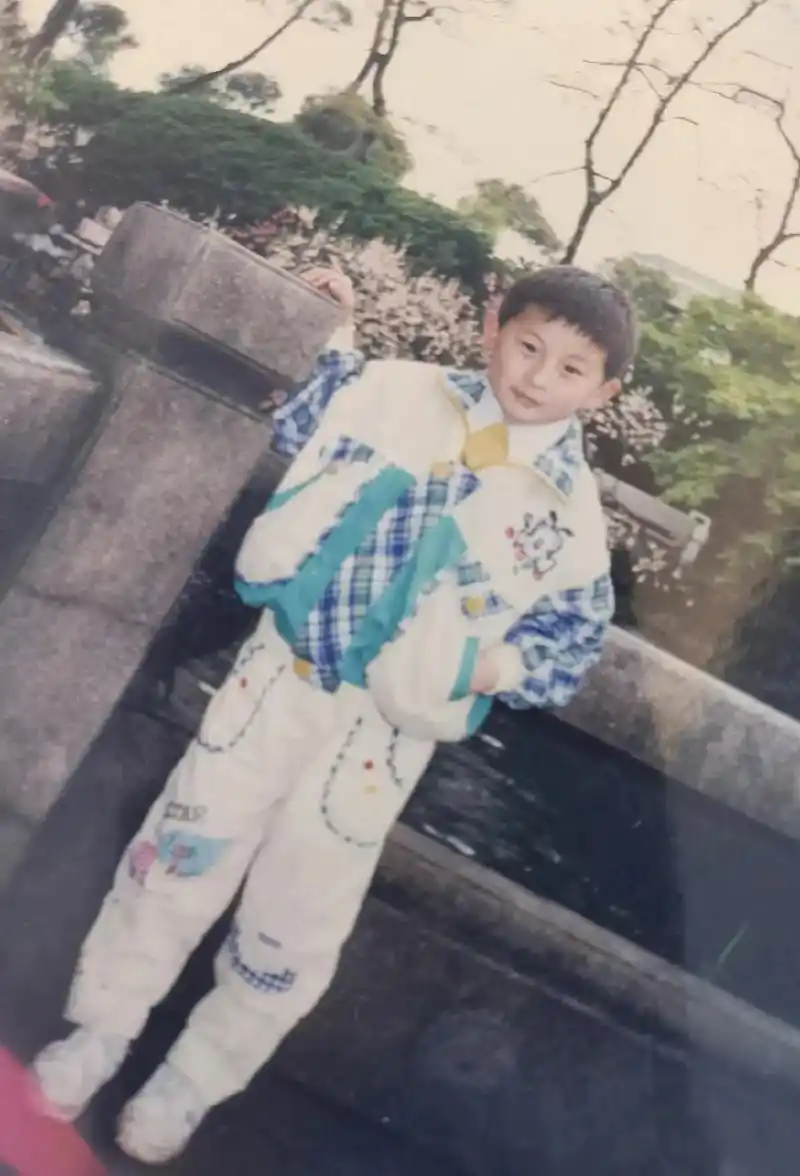 无意间看到俩宝贝收藏的儿子小时候的照片,曾经的的小屁孩一晃已 - 抖