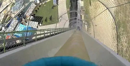 世界最惊险滑梯滑下瞬间如同跳楼滑行前会被告知可能会死亡