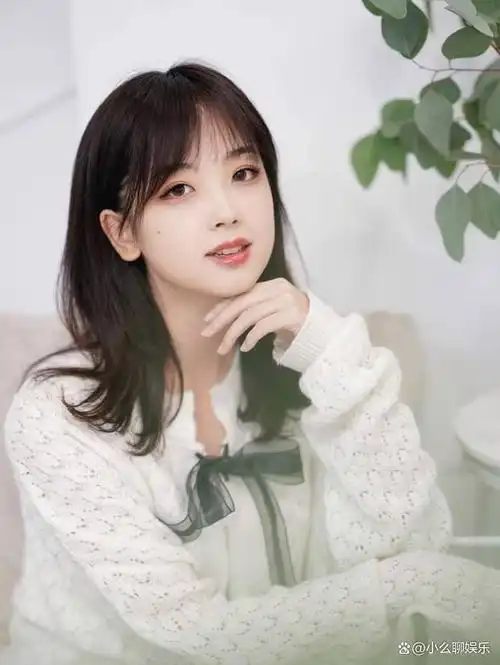 王冰冰现身中传引围观,一身休闲装笑容治愈,堪比少女