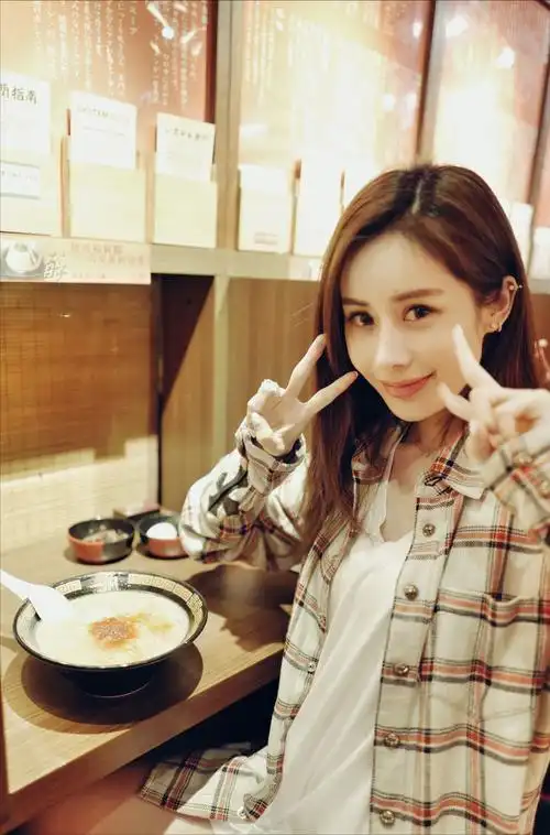 比起"知识改变命运",生于广西农村的韦雪更相信金钱和手段的力量.