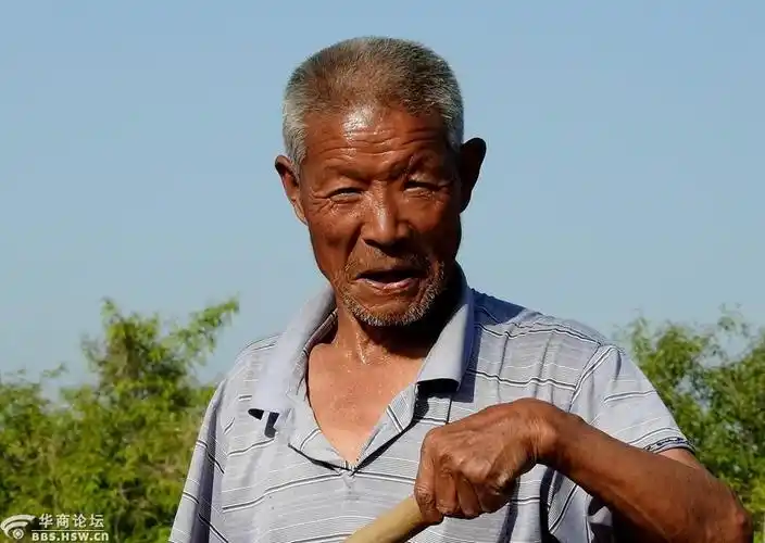 烈日下干活的农民形象