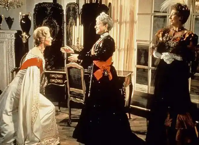 阿纳斯塔西娅的姑姑伊莲妮公主曾隐藏身份与安娜共进晚餐,安娜没有认