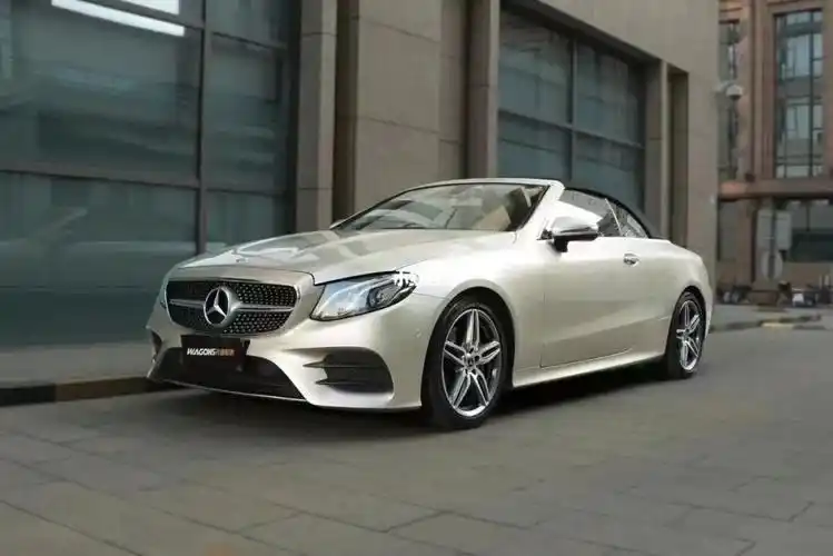 奔驰四座敞篷一家人出去玩