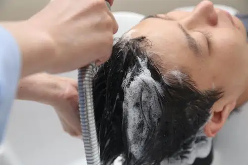 3,术后正确洗头姿势