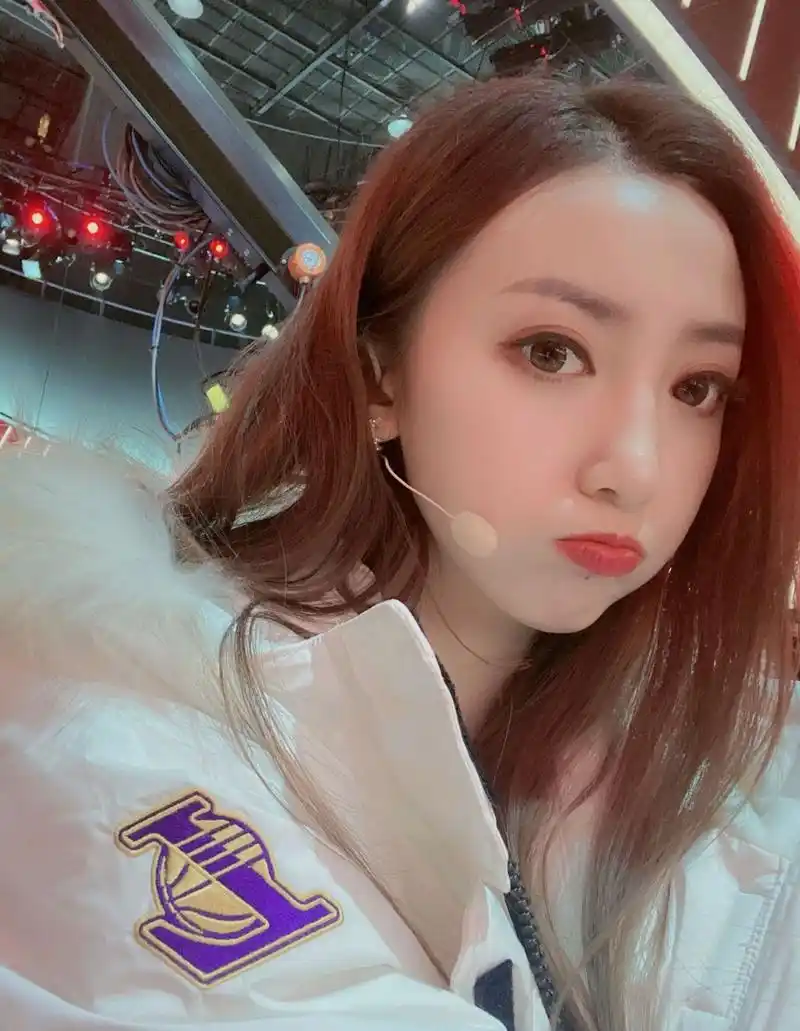 长相甜美清纯的佳依,主持风格也是温柔可爱,是很多宅男粉丝心目中的