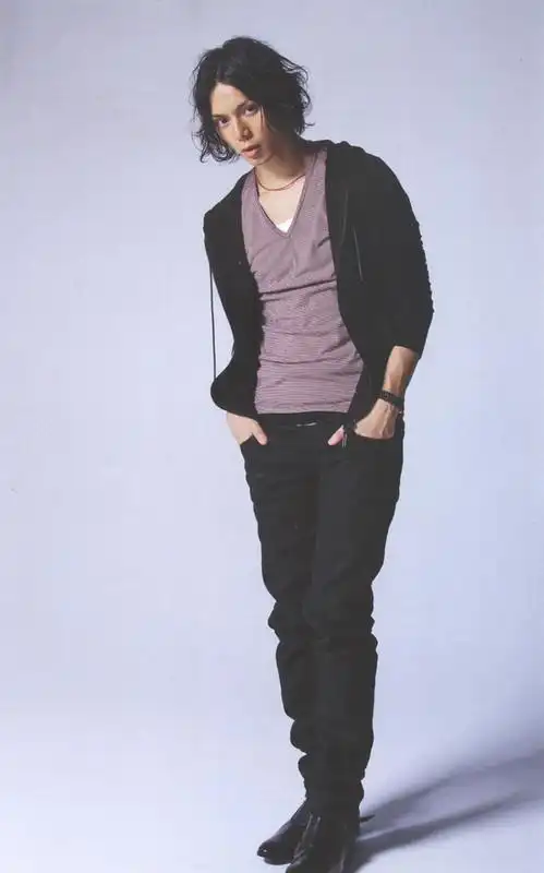 p>水岛宏,本名"齐藤智裕",1984年4月13日出生于日本东京.