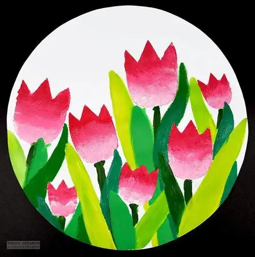 学习运用水粉颜料的漏印技法,描绘出朵朵盛开的郁金香,培养了幼