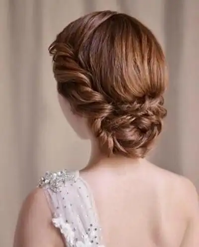 发型图片简约的盘发也是最完美的新娘发型,相对于高发髻的高贵大气,低