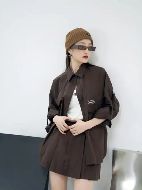 咖啡色衬衫外套