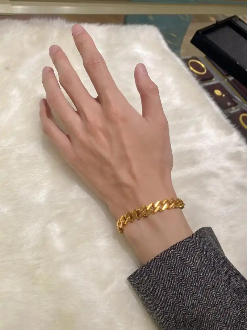 周大福男士黄金手链16克! 超级经典的古巴链身!