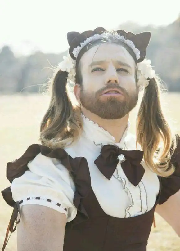 胡子小姐现任ladybeard成员,曾是重金属歌手,演员,特