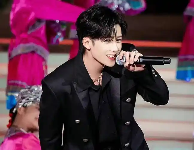 大红后也不忘兄弟,檀健次义气出席好友演唱会_符龙飞_嘉宾_热度