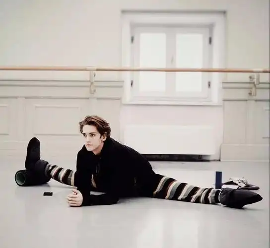 芭蕾男(22岁芭蕾王子,绝美身材完美地诠释了什么叫"刚柔并济")